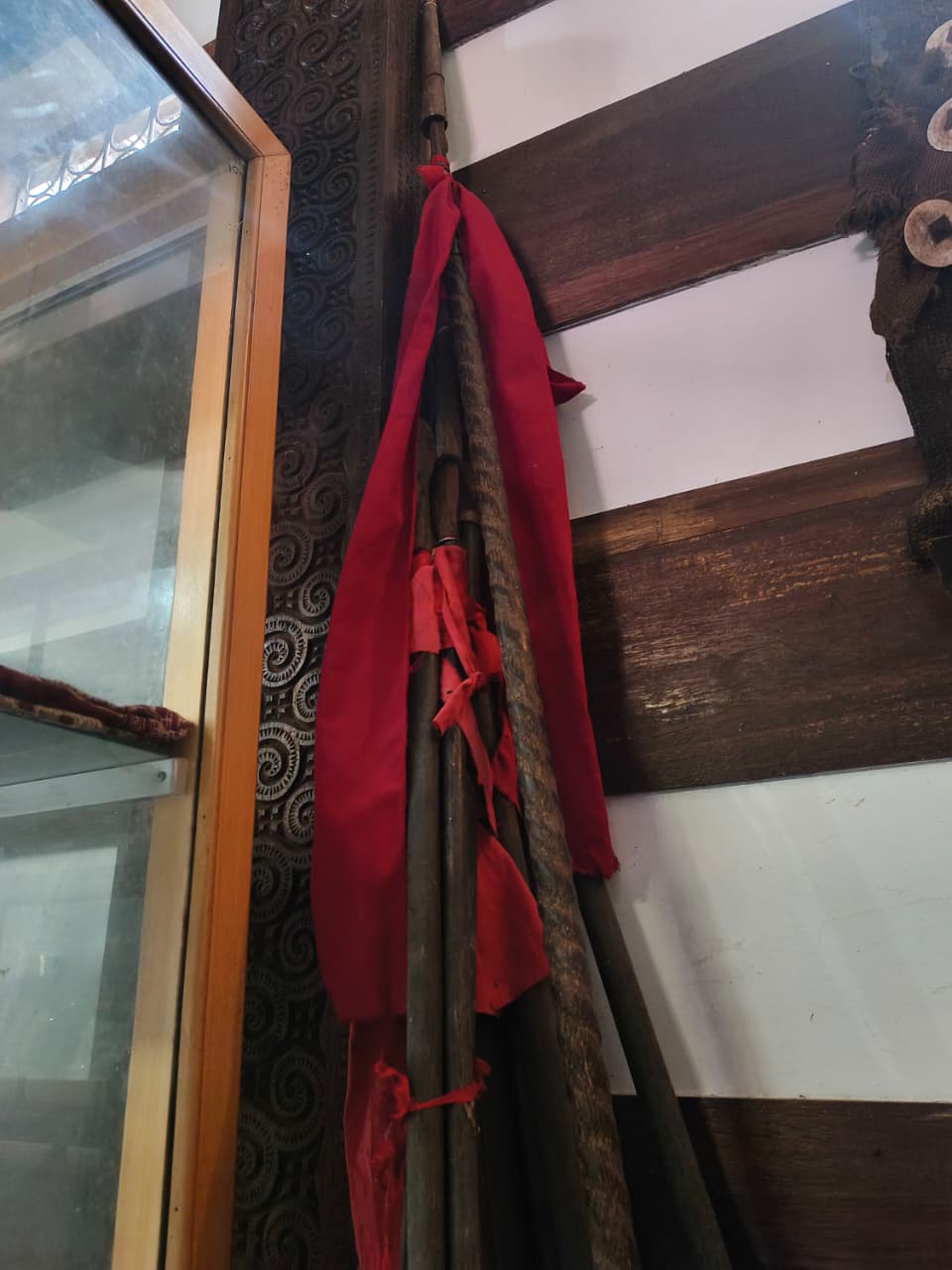 Tombak berbalut kain merah