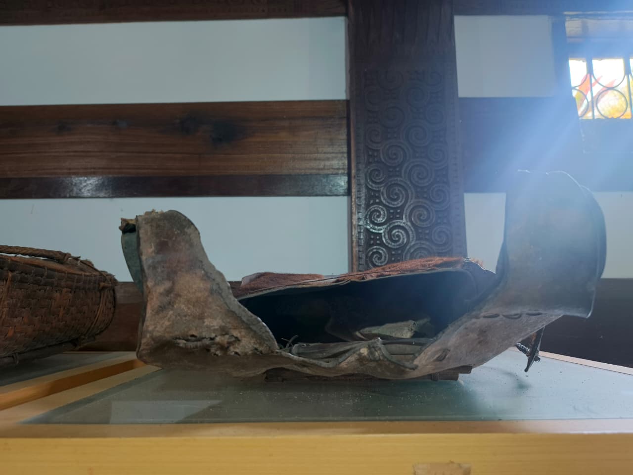 Artefak Kulit Melengkung