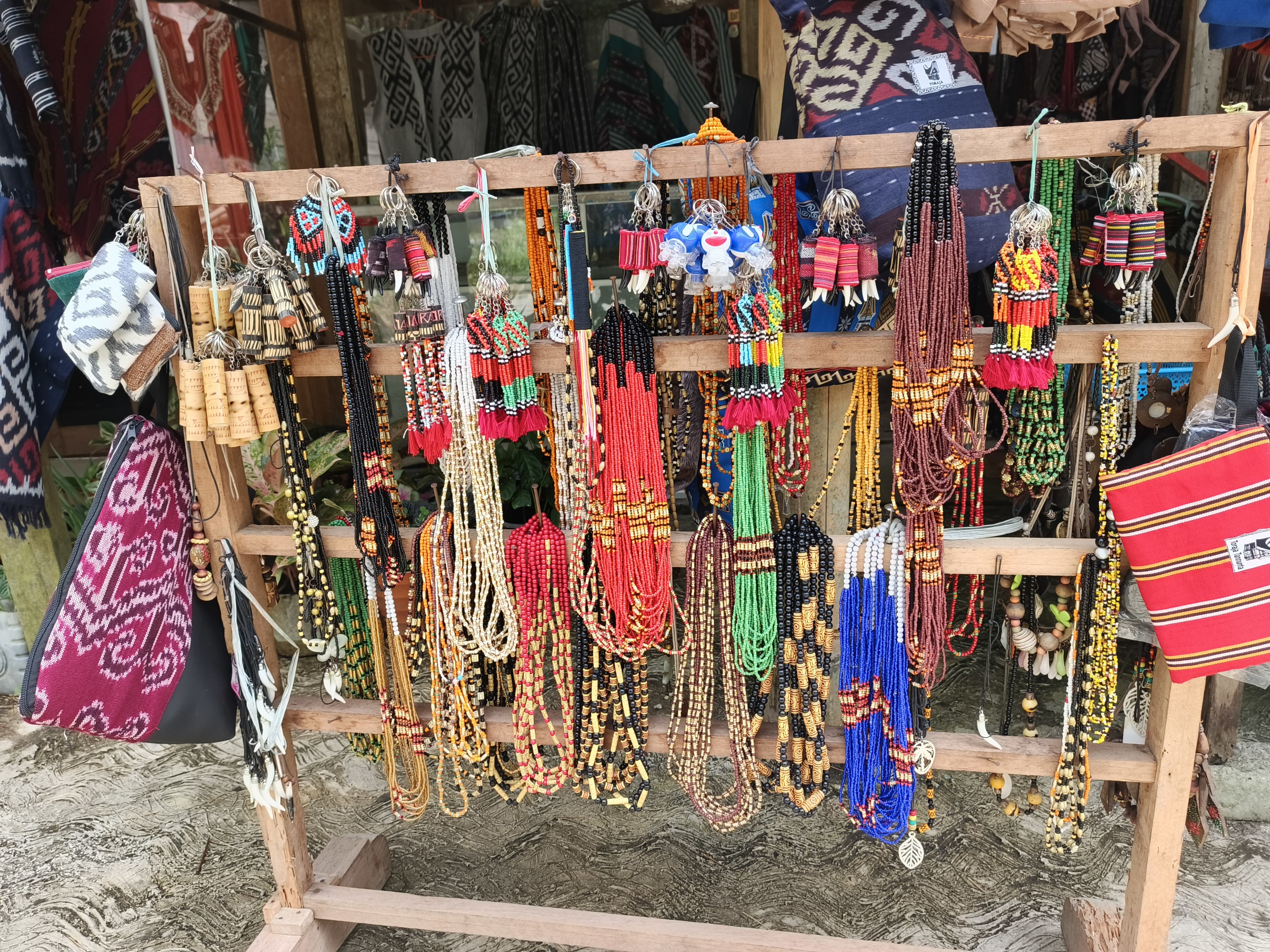 Kalung dan aksesori manik-manik tradisional