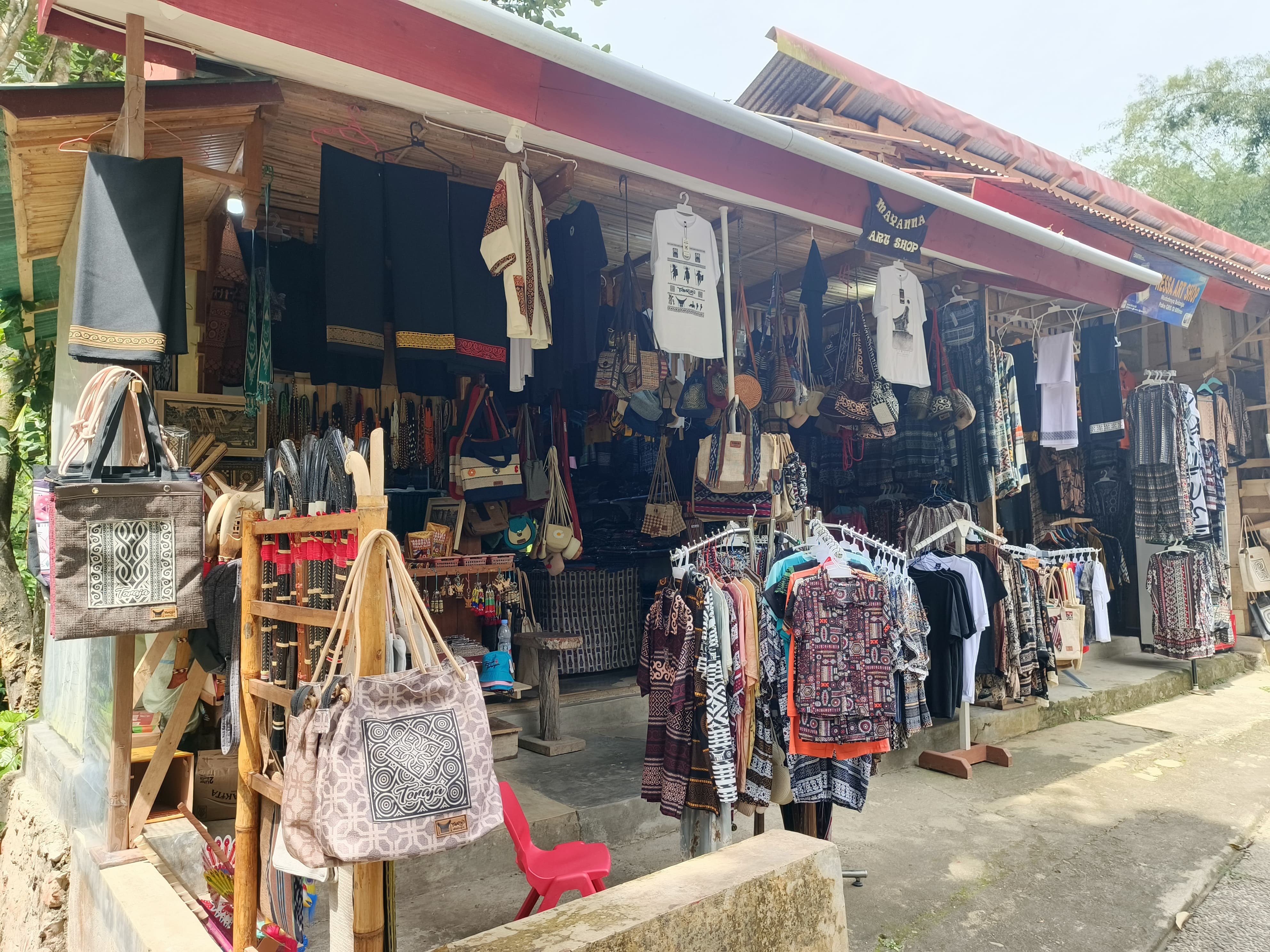 Toko suvenir dan produk kerajinan lokal